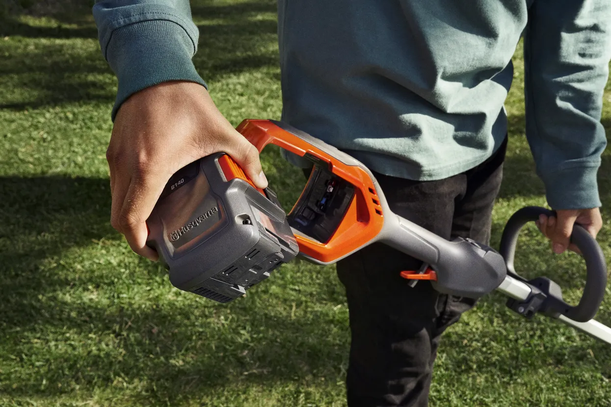 Husqvarna 215iL (nu include acumulator și încărcător)