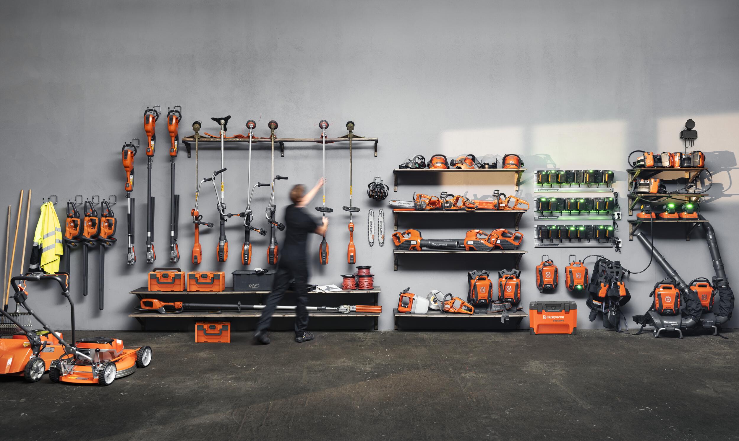 Husqvarna 120i cu acumulator și încărcător