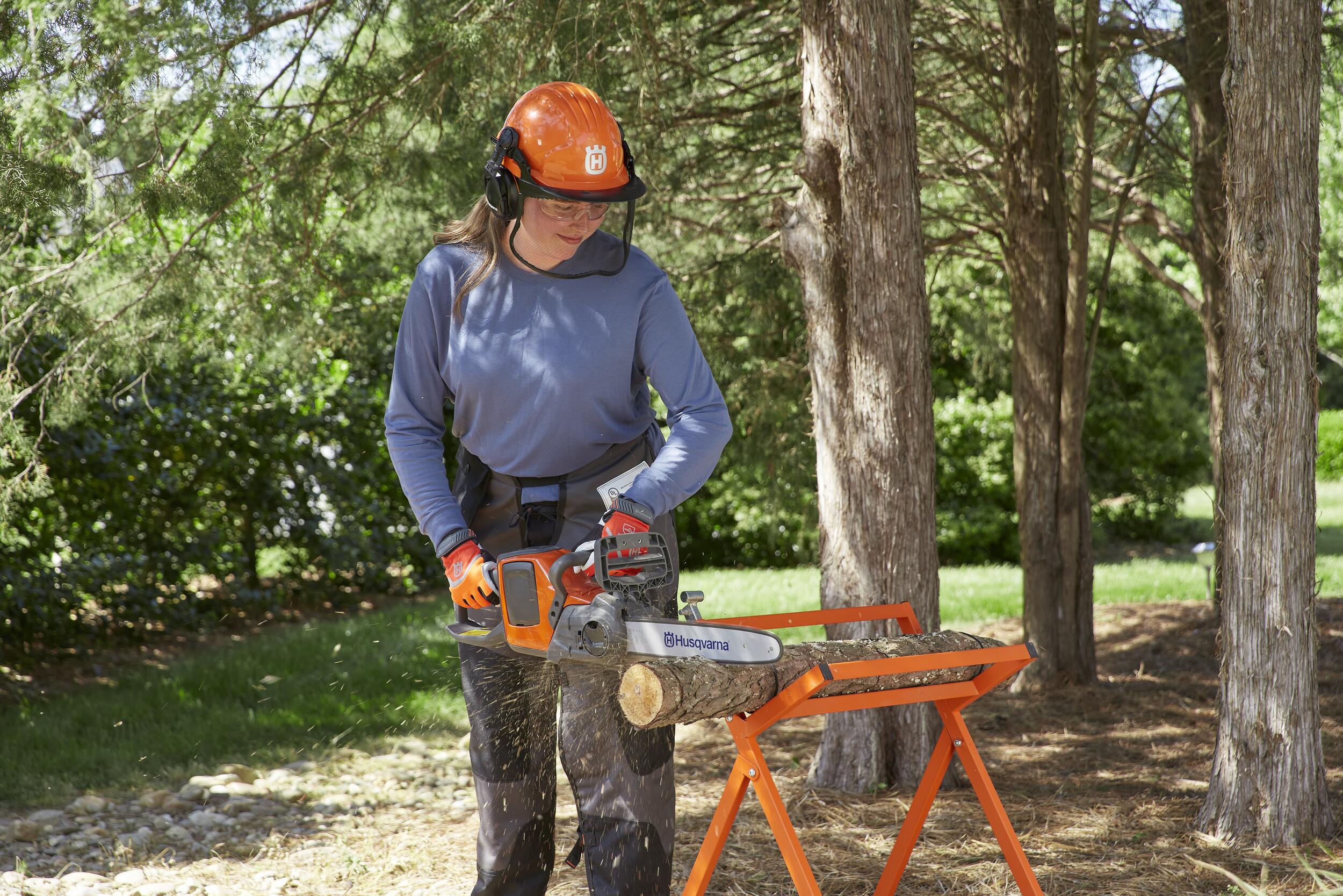 Husqvarna 225i cu acumulator și încărcător