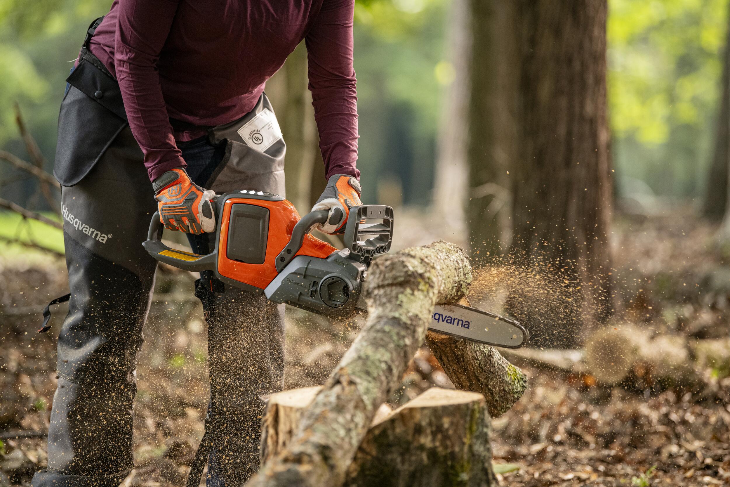 Husqvarna 225i cu acumulator și încărcător