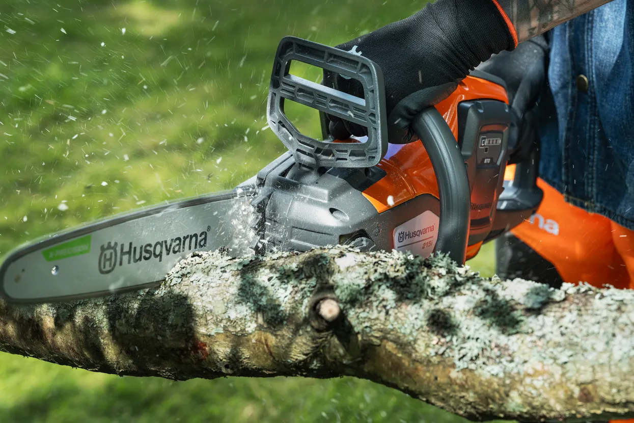 Husqvarna 215i cu acumulator și încărcător