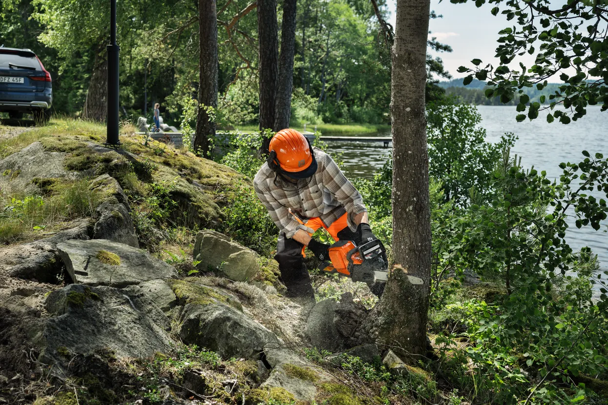 Husqvarna 242i cu acumulator și încărcător