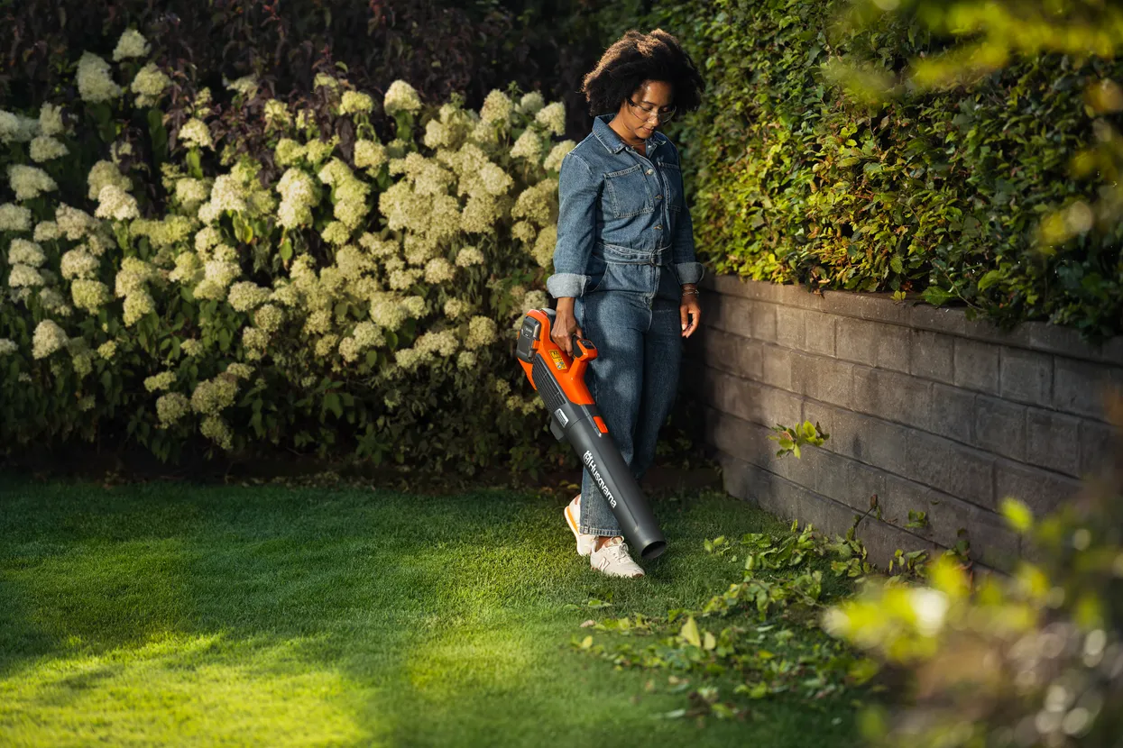 Husqvarna 122iB cu acumulator și încărcător