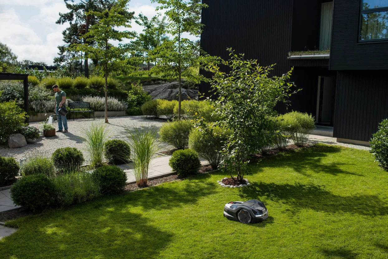 PACHET: Husqvarna Automower® 410XE NERA (include stație de referință și modul EPOS)