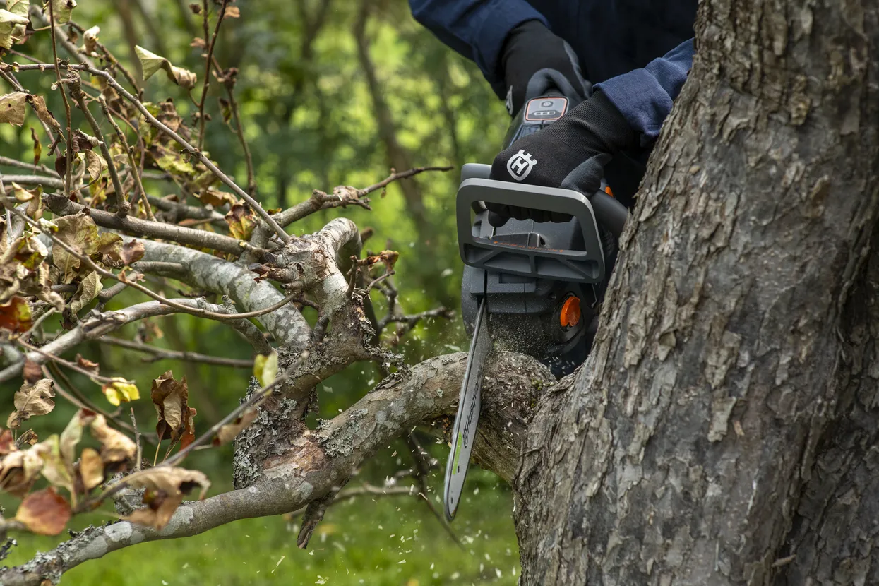Husqvarna Aspire™ C15X-P4A cu acumulator și încărcător